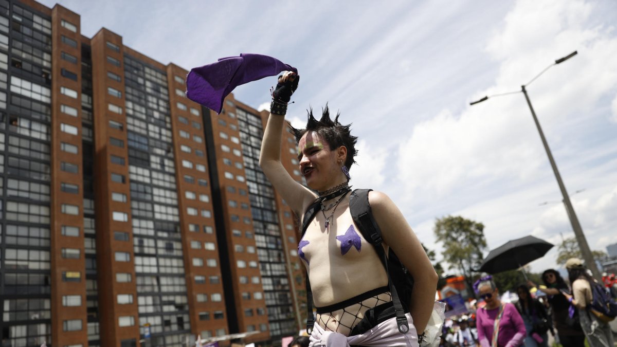 Los surfistas que participan en el programa Surf Academy de la organización Black Girls Surf toman sus tablas antes de una sesión de práctica.