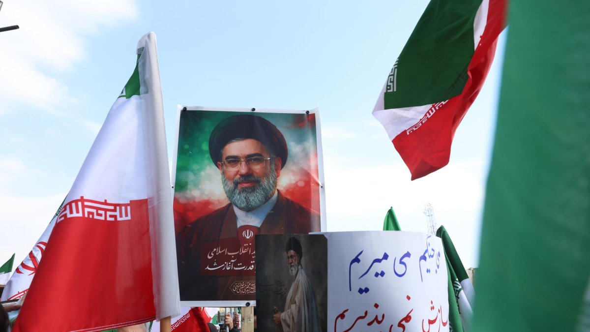 raníes muestran imágenes del nuevo líder supremo, Mojtaba Jamenei, en Teherán, Irán, el 9 de marzo de 2026.