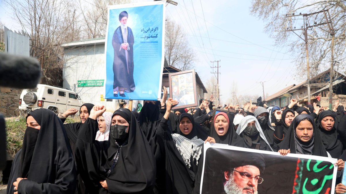 Las personas buscan respuestas en los alrededores del edificio por parte de las autoridades.