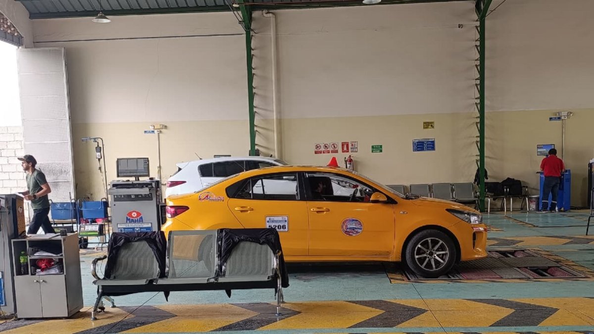 Policías hacen guardia mientras la gente protesta con una bandera nacional peruana afuera del edificio Faustino Sánchez Carrión del poder legislativo.