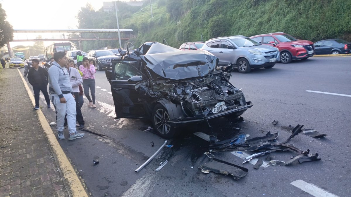 Accidente de tránsito en la Autopista General Rumiñahui provocó fuerte congestión en sentido valle–Quito la mañana de este lunes.