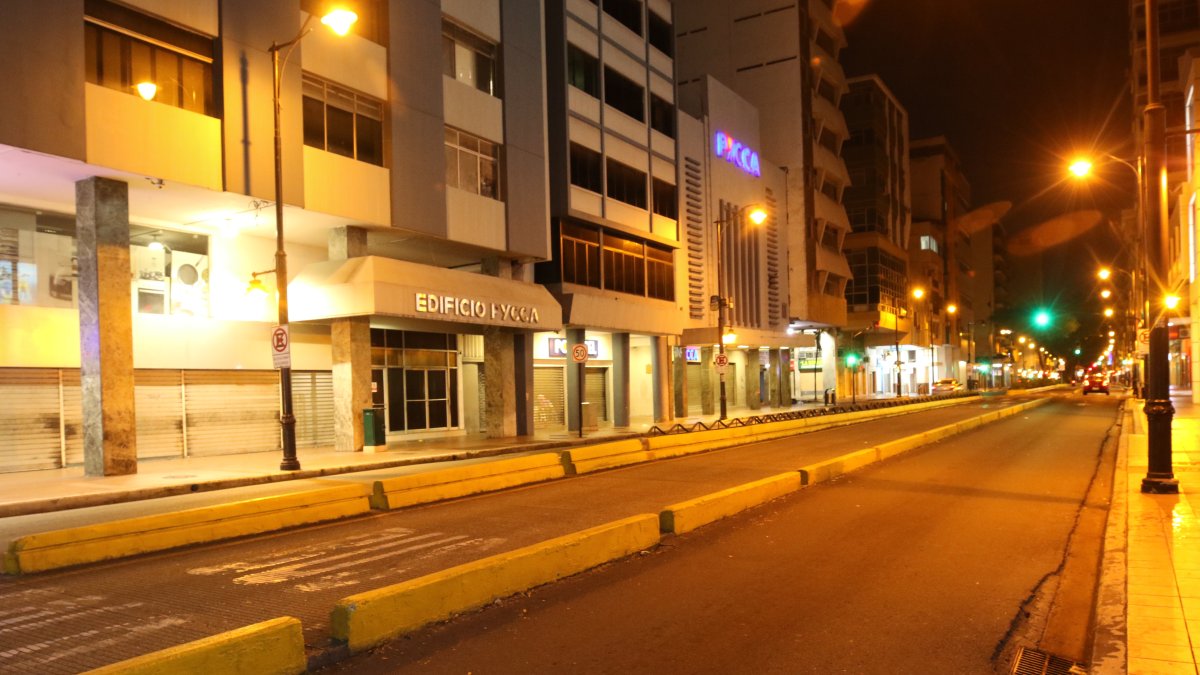 Las calles en cuatro provincias del país quedan vacías debido al toque de queda, que rige del 15 al 31 de marzo, de 23:00 a 05:00.