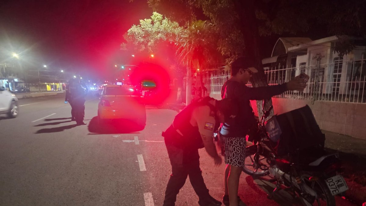 El operativo se llevó a cabo en el cantón Milagro, donde los uniformados decomisaron un arma de fuego, municiones, un cargador y dosis de droga.