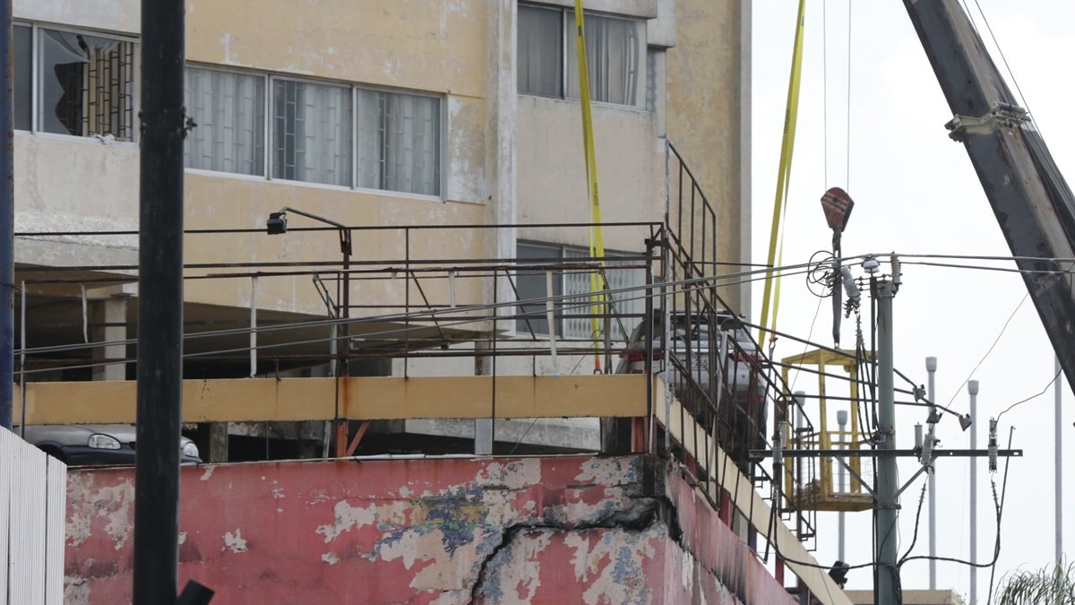 El domingo 8 de marzo se retiraron varios vehículos atrapados en el edificio Multicomercio.