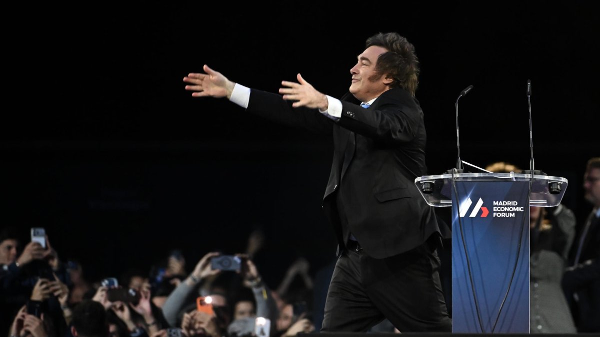 Más allá de las clásicas prendas, la seda también encuentra su lugar en los complementos del outfit.