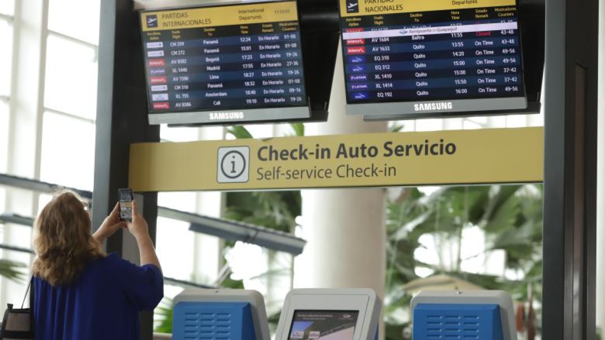 Las operaciones aéreas se reactivan tras el fuerte temporal en la costa este de EE. UU., que provocó tres días de cancelacione