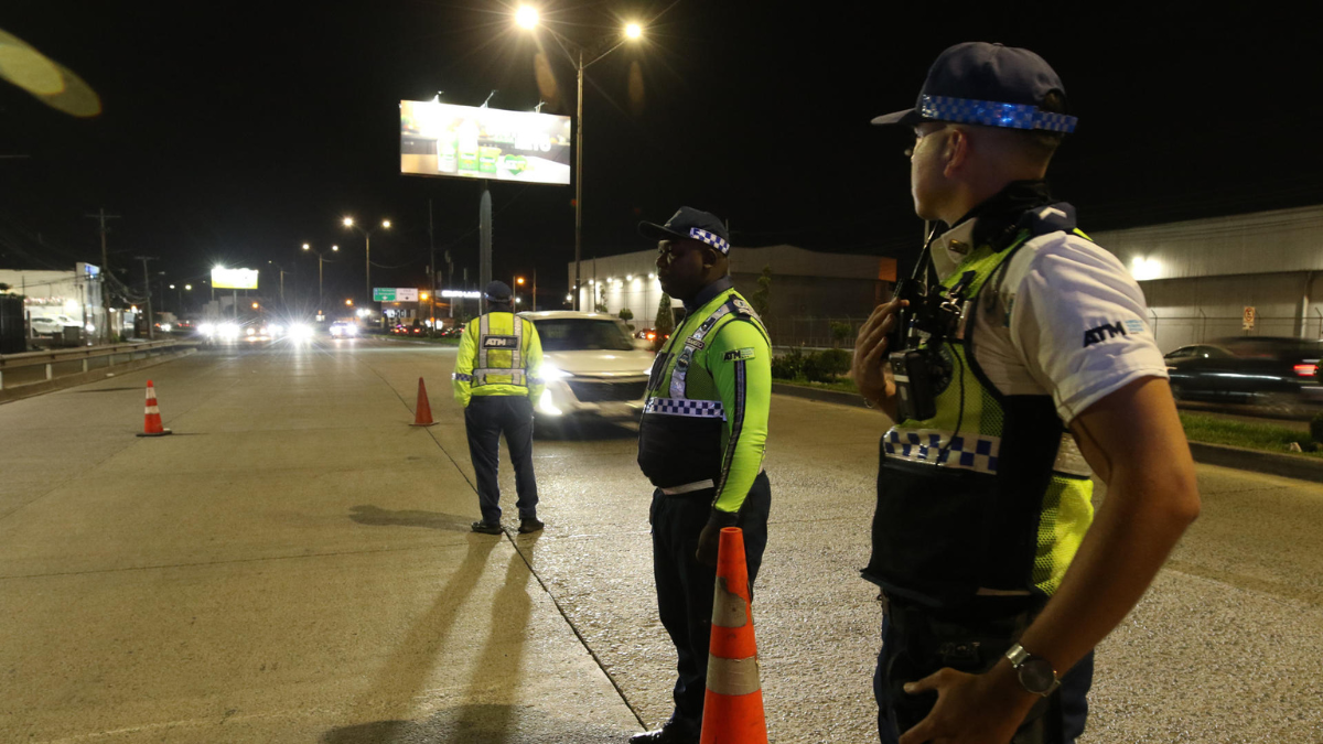 Integrantes de la Autoridad de Tránsito y Movilidad de Guayaquil (ATM) custodian en una calle tras el toque de queda.