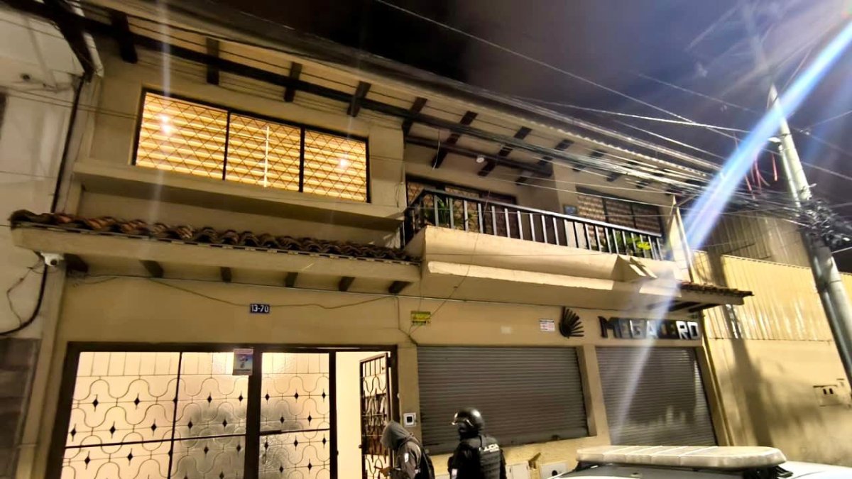 En la madrugada del martes 17 de marzo, la Fiscalía General del Estado junto a la Policía Nacional allanaron la vivienda de Cristian Zamora y el despacho de la Alcaldía de Cuenca.