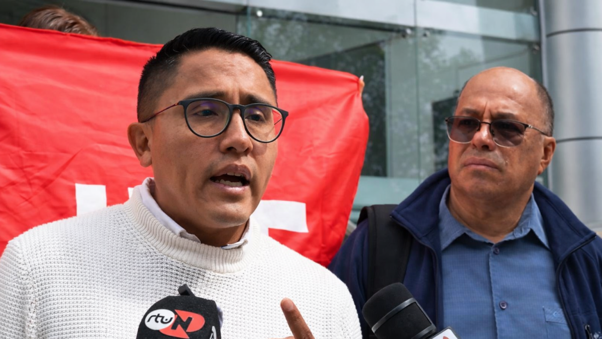 Andres Quishpe, presidente de la UNE junto a Edwin Bedoya, presidente del FUT durante la presentación de la demanda de inconstitucionalidad.