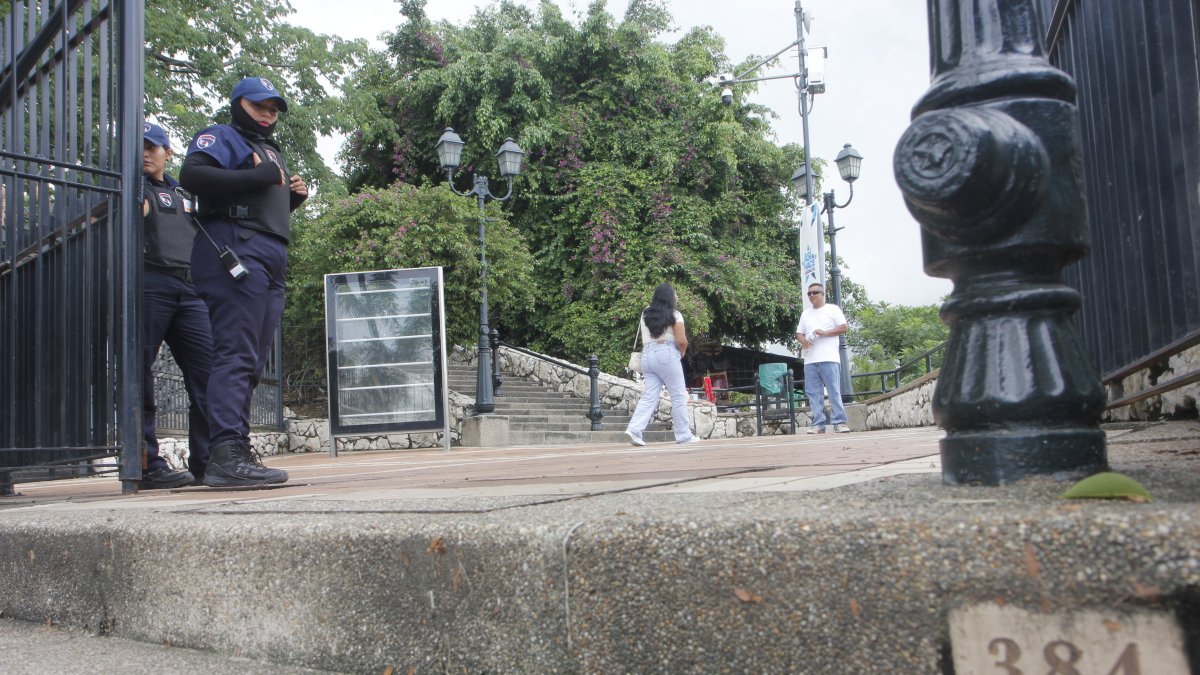 En esta zona de las escalinatas, en el cerro Santa Ana, fue asesinado el turista Álex Stalin Ilumiquiga Díaz, por ladrones que huyeron.
