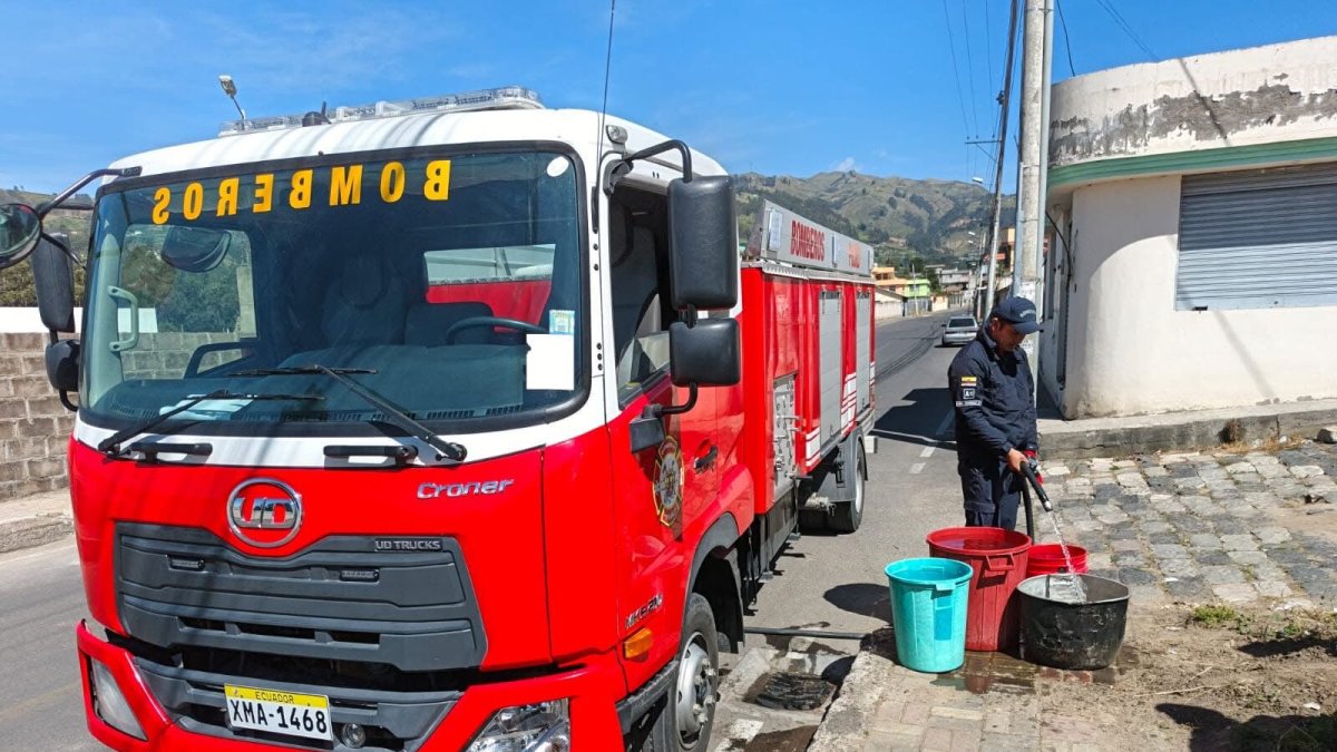 El Cuerpo de Bomberos de Pujilí entrega agua en las viviendas de las personas afectadas por la falta de agua.
