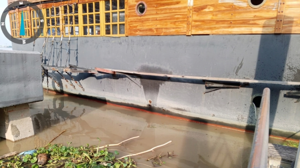 Usuarios reportaron descarga de aceite en el río Guayas.