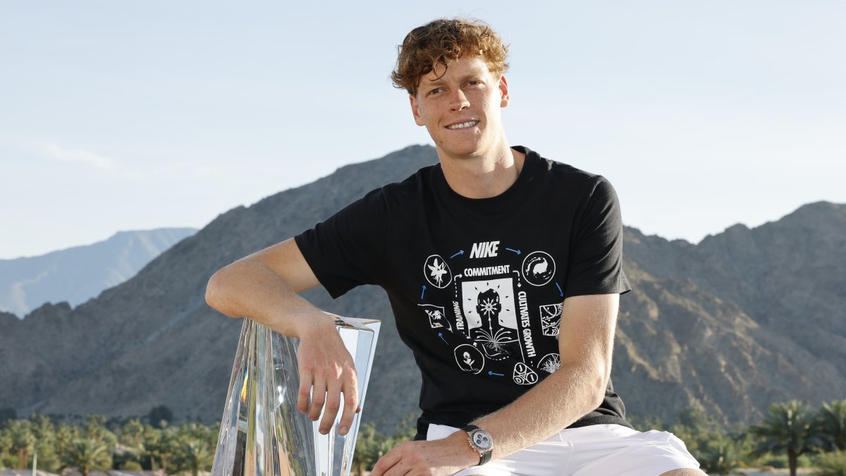 Jannik Sinner con el trofeo que ganó en Indian Wells.