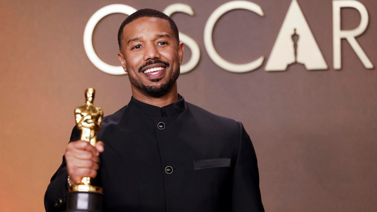 El actor Michael B. Jordan con su Óscar a mejor actor principal.