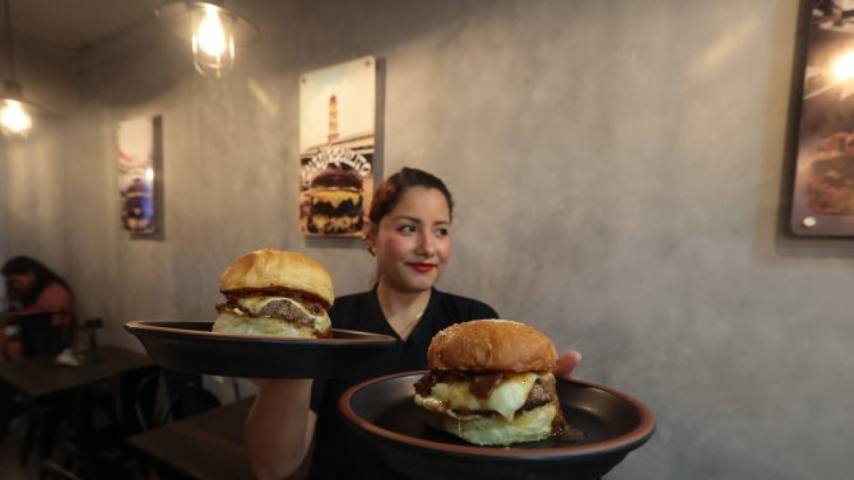 Una trabajadora del local sostiene la ‘Bastión’, la más pedida.