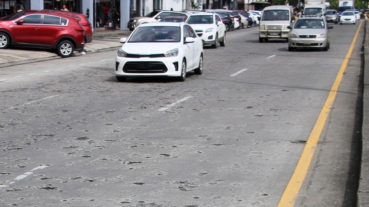 Los trabajos en la avenida Rodolfo Baquerizo Nazur incluyen el reemplazo del hormigón, que presenta algunos baches.