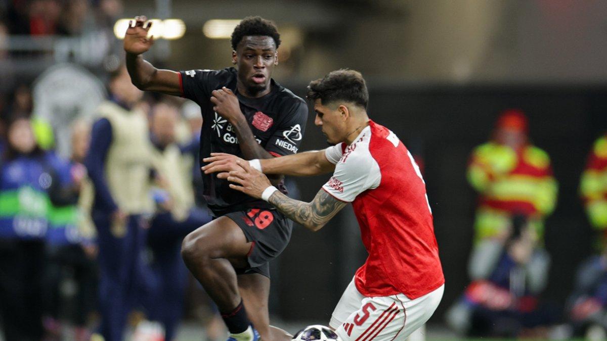 Piero Hincapié, defensa del Arsenal, disputa un balón contra Ernest Poku, jugador del Bayer Leverkusen.