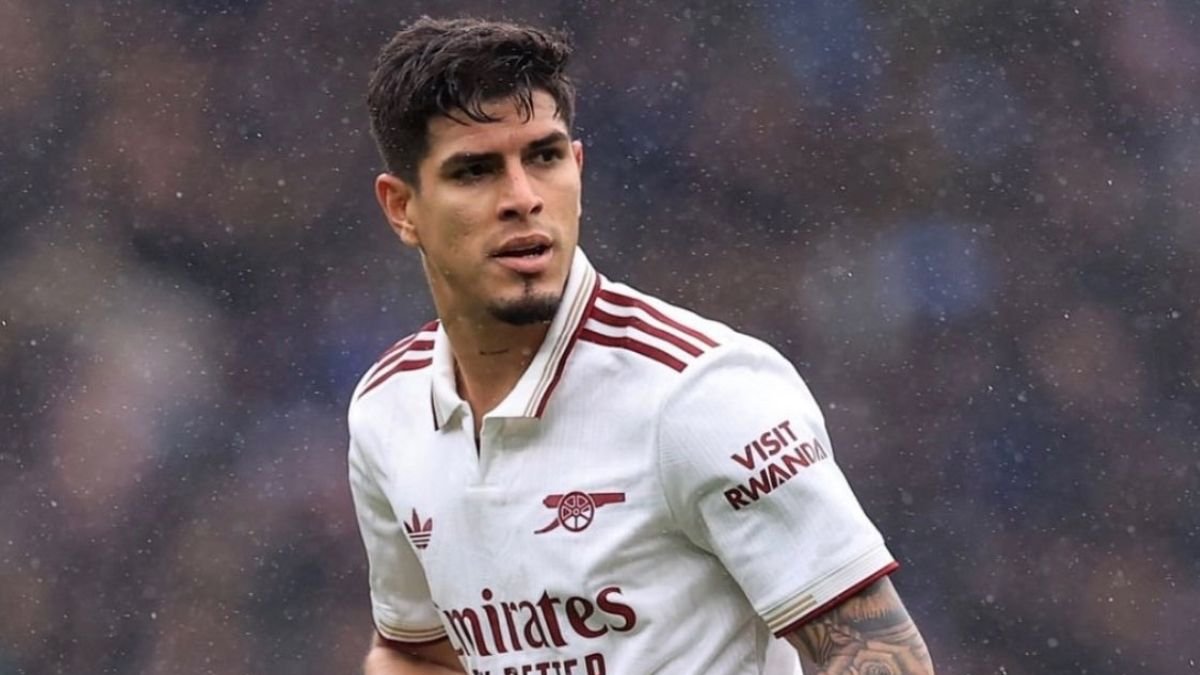 Piero Hincapié defensa del Arsenal que recibe al Chelsea de Moisés Caicedo.