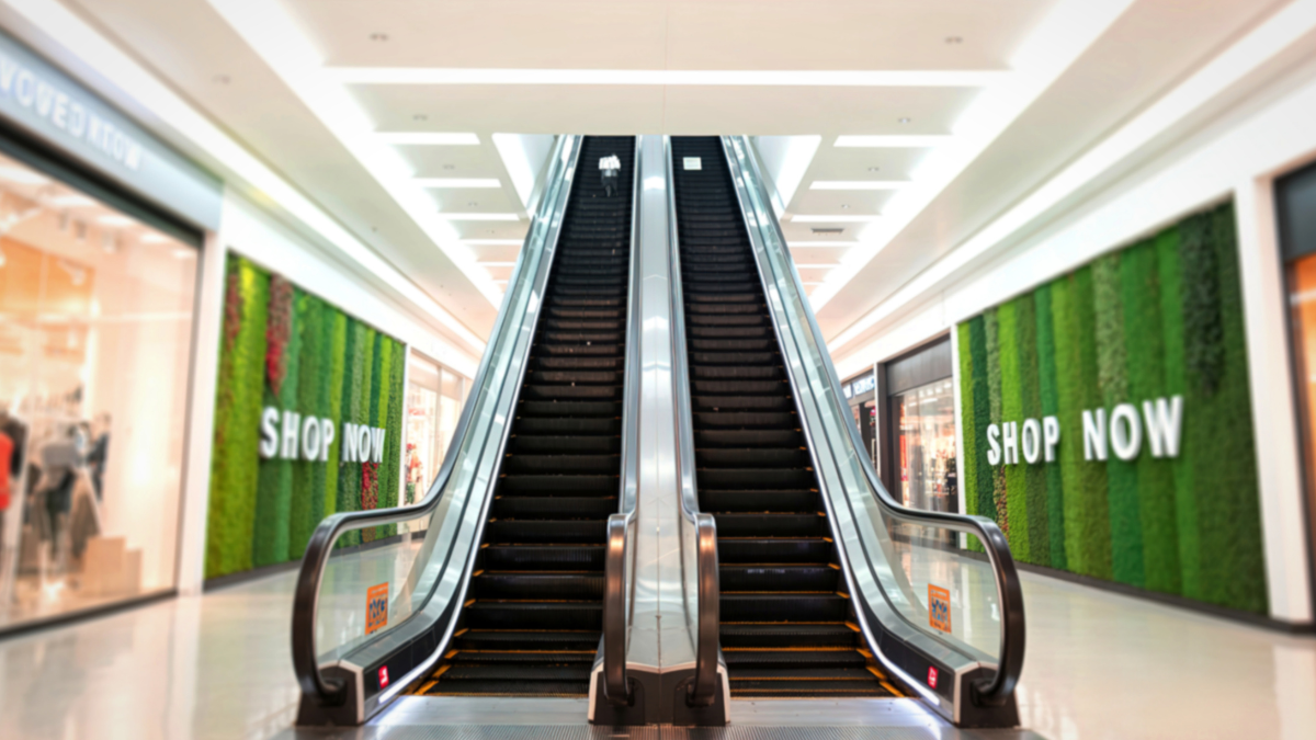 Referencial. Locales y centros comerciales en Guayaquil ajustan sus horarios y cierran más temprano para cumplir con el toque de queda.