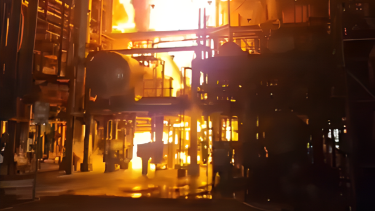 Bomberos combaten las llamas en una de las áreas de la Refinería de Esmeraldas durante el incendio registrado la noche del domingo.