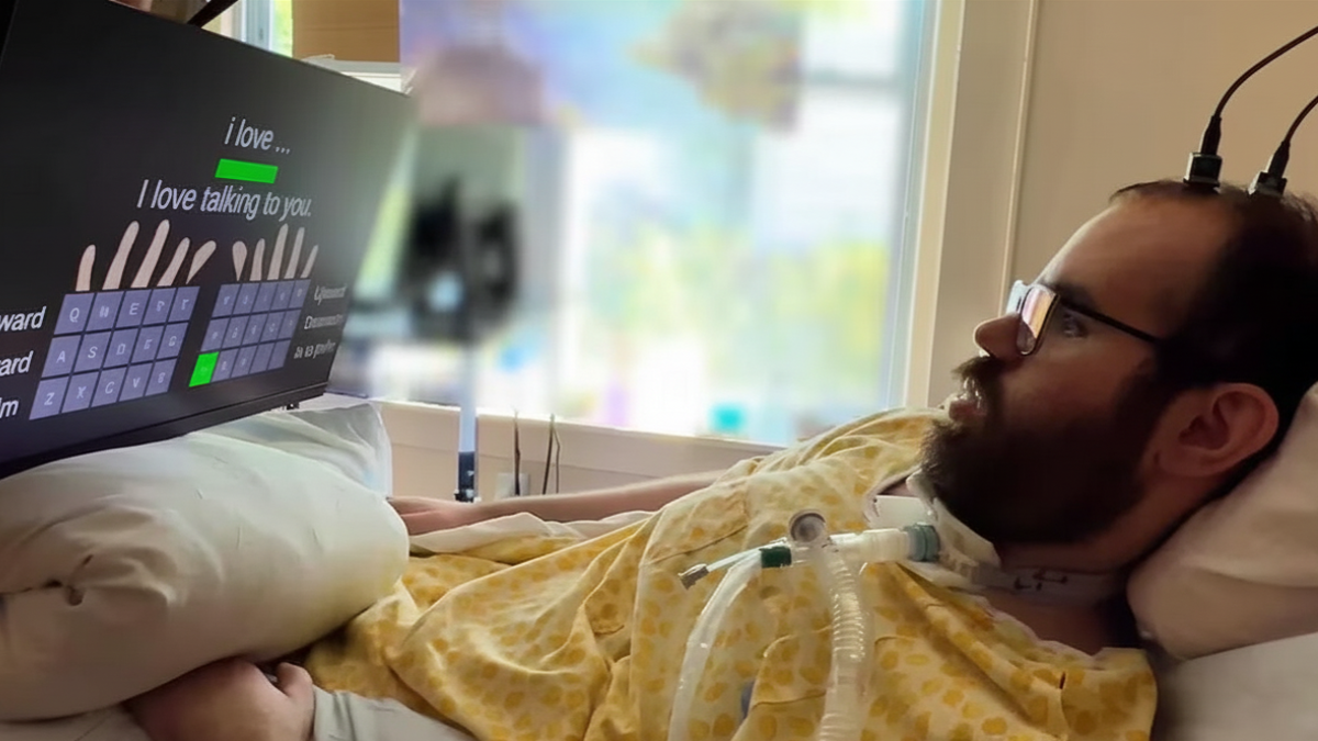 El paciente T17 escribe en una pantalla gracias a los electrodos.