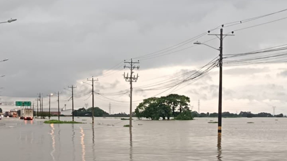 El invierno vuelve a golpear en la provincia de Los Ríos. El bloqueo de la vía Babahoyo - Jujan es una de las consecuencias.