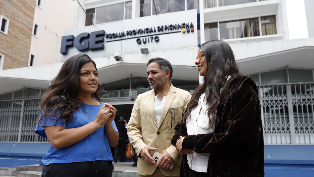Amanda y Tamia Villavicencio, junto a su abogado Patricio Rosero, asistieron este 9 de marzo a las diligencias en la Fiscalía.
