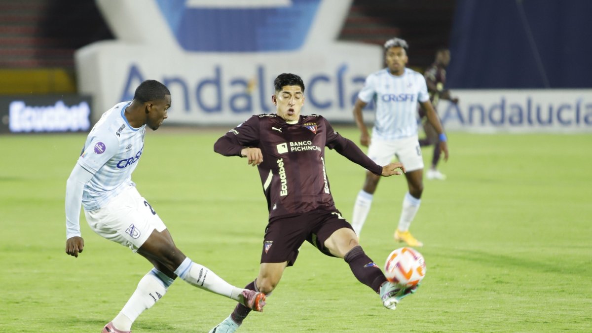 Jugadores de Universidad Católica y Liga de Quito en uno de los cinco choques que tuvieron en el torneo de 2025,