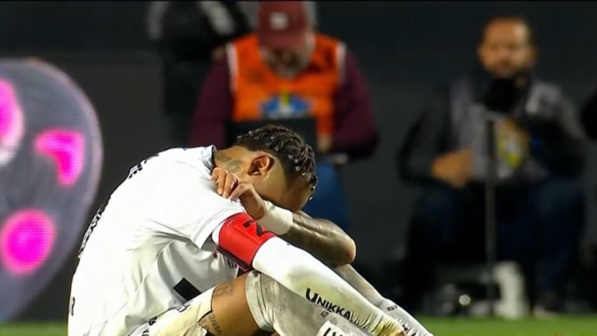 Neymar Jr. no aguantó y terminó sentado en la cancha llorando tras el 6-0 ante el Vasco da Gama por el Campeonato Brasileño.