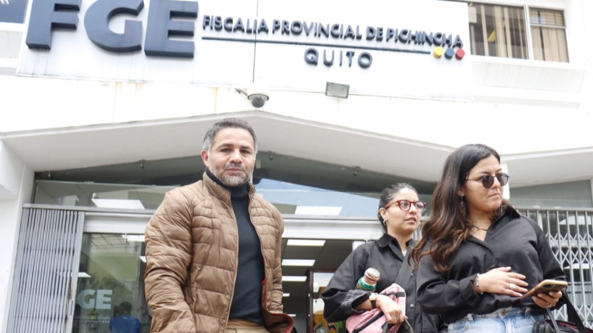 Quito. Amanda (d) y Tamia Villavicencio, acompañadas de su abogado, asisten a las diligencias en la Fiscalía.