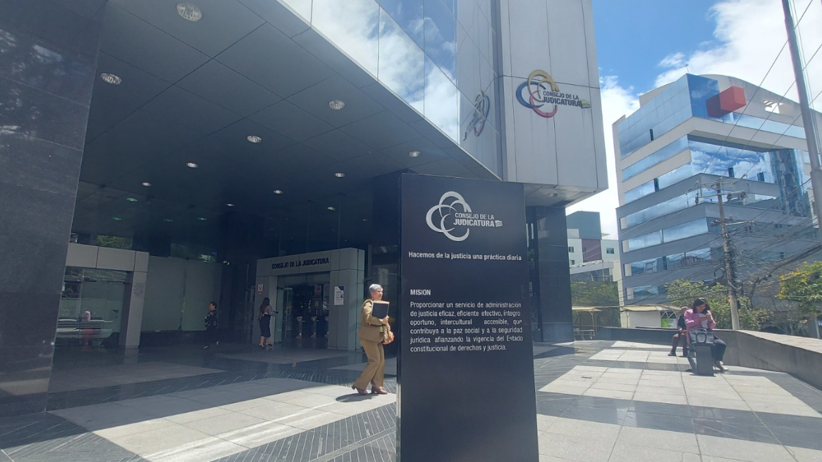 Fachada del Consejo de la Judicatura, entidad que dispuso la suspensión de la jueza Daniela Ayala por dolo en el Caso Magnicidio FV.