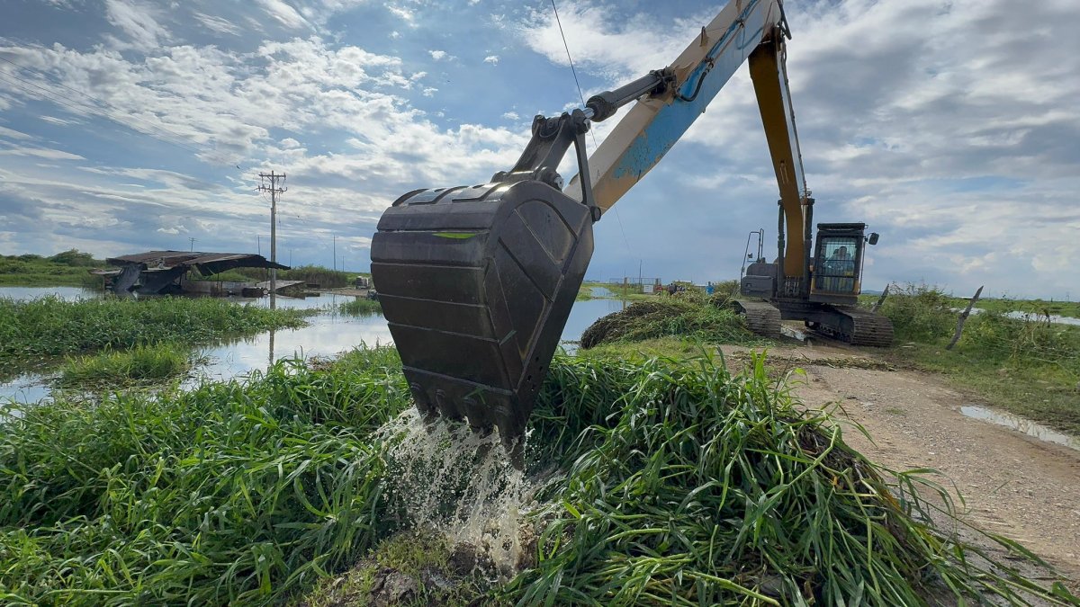 Maquinaria de la Prefectura del Guayas destapó canales en el sector de La Ensenada, en Durán, uno de los afectados por las inundaciones.