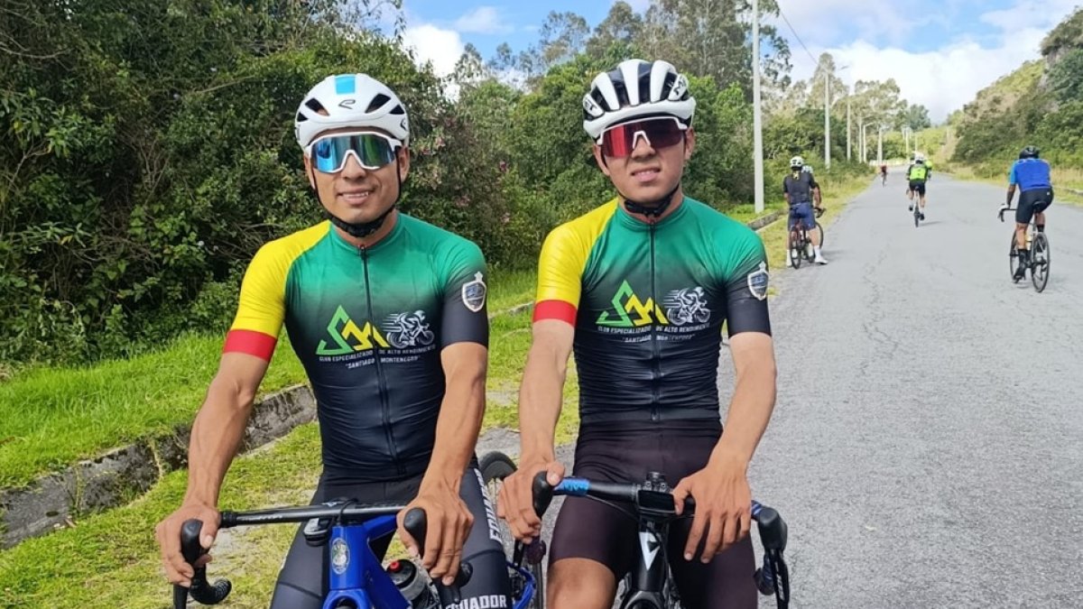 Santiago Montenegro (d) ha compartido los secretos del ciclismo a su hermano Francisco. Los pedalistas tienen grandes retos a nivel local e internacional este año.