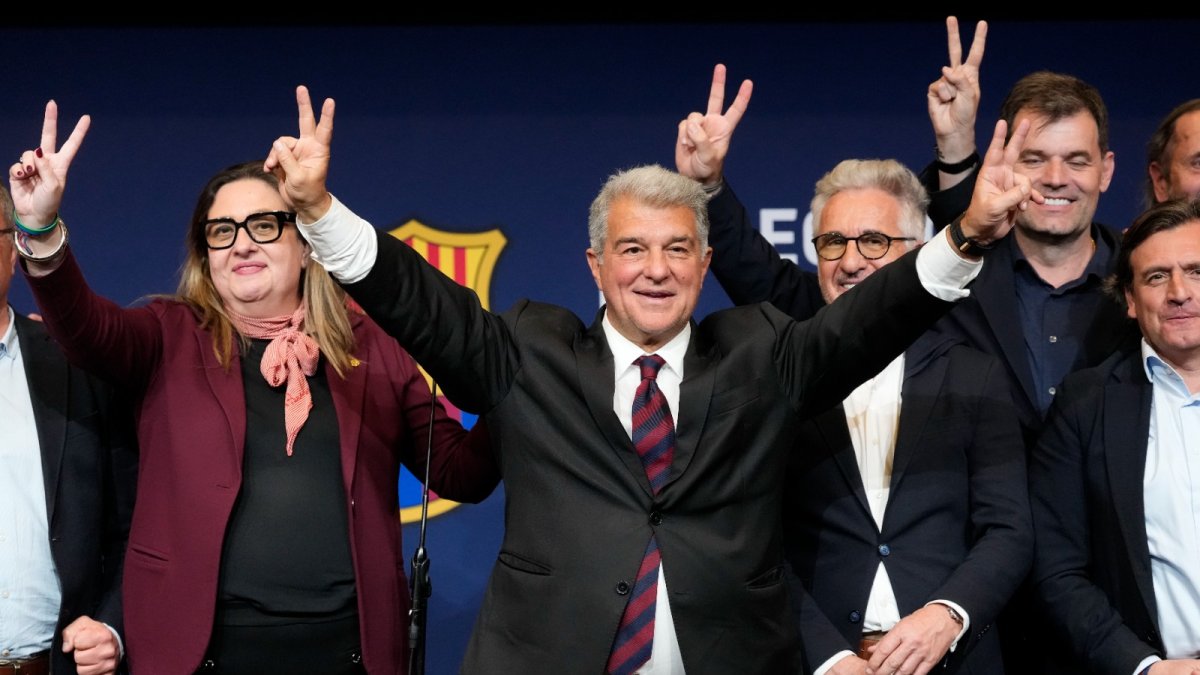 Joan Laporta celebra su reelección como presidente del FC Barcelona tras arrasar en las urnas este 15 de marzo