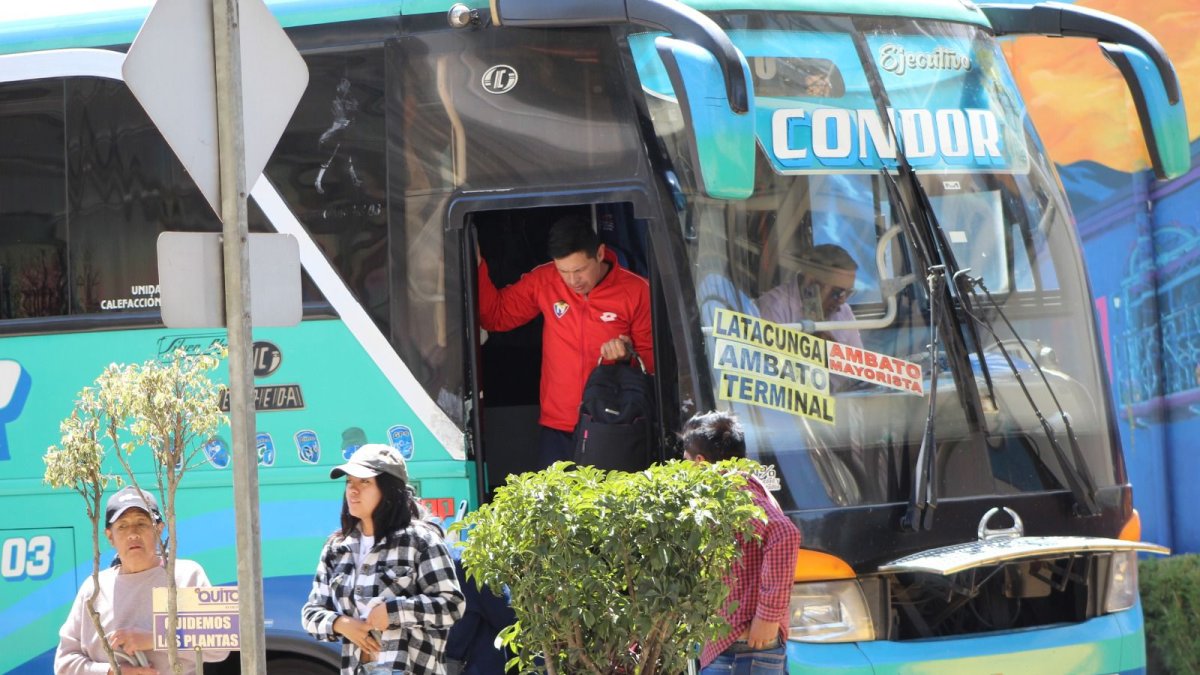 El Municipio de Quito anunció la suspensión temporal de buses hacia varias provincias por el toque de queda.
