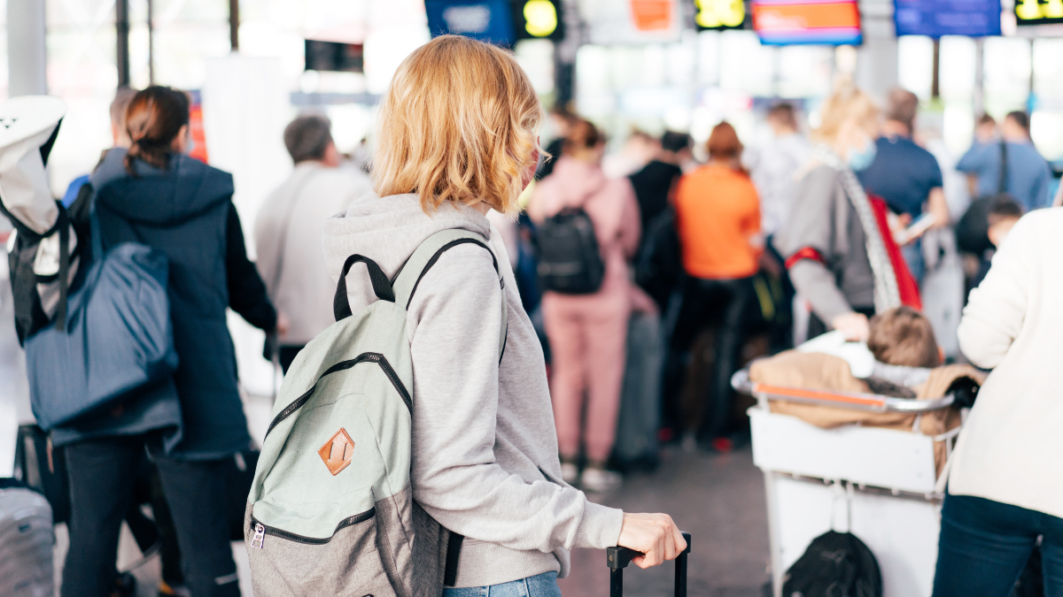 Referencial. Viajeros en el aeropuerto cumplen con las nuevas reglas migratorias de 2026, que establecen requisitos adicionales antes de embarcar.