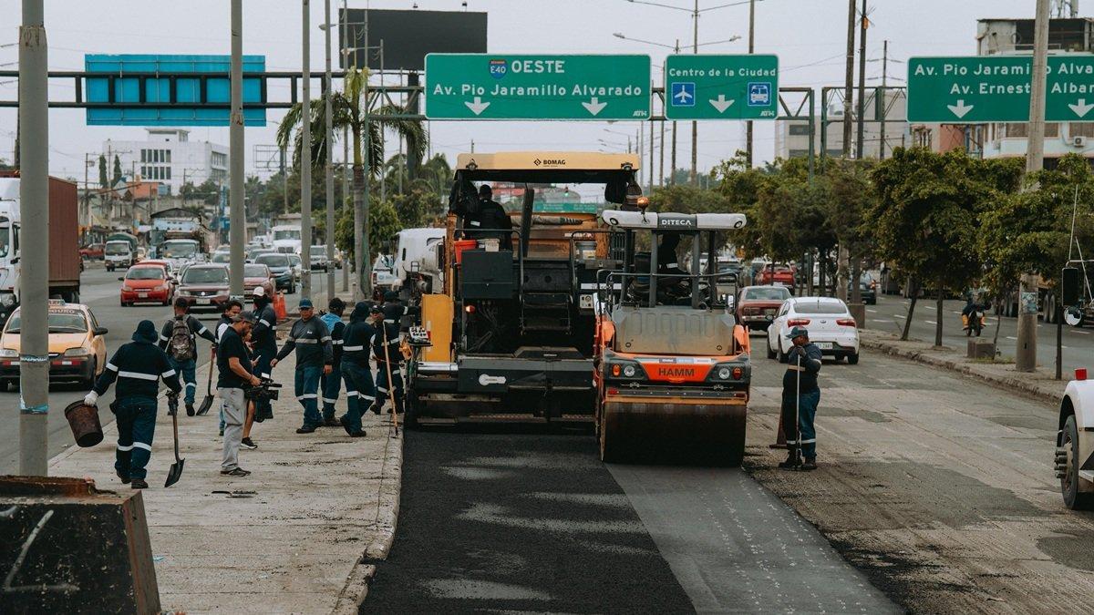 Los trabajos se realizan en diversos tramos de la avenida 25 de Julio, en el sur de Guayaquil.