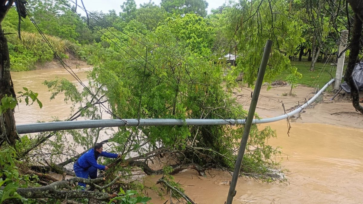 Un técnico de la Junta de Agua Potable de Manglaralto trata de poner a buen recaudo la tuberia principal de agua que abastece a tres comunas del norte peninsular