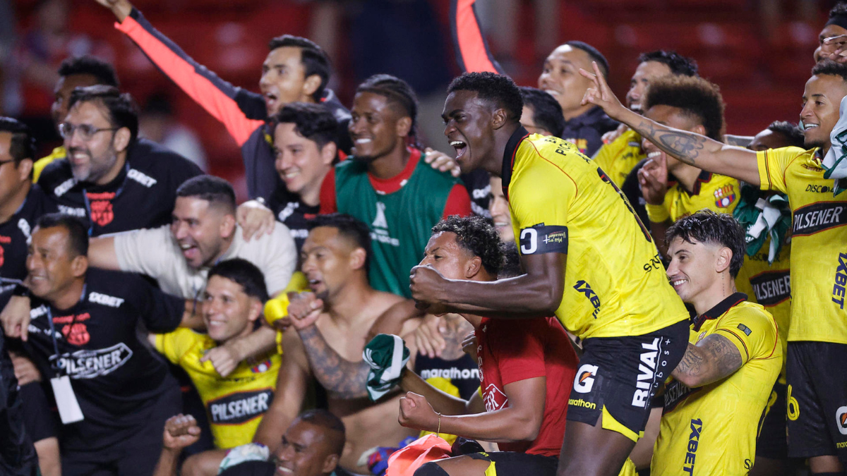 Jugadores de Barcelona celebran clasificación.