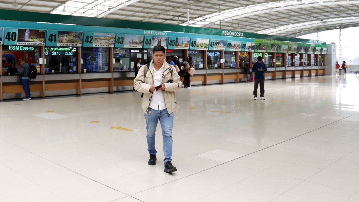 Ruta. Los usuarios acudían a la terminal de Quitumbe para consultar los horarios, mientras otras ventanillas lucían vacías.