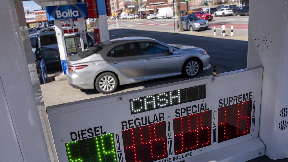 La tabla de precio en una gasolinera en Nueva York.
