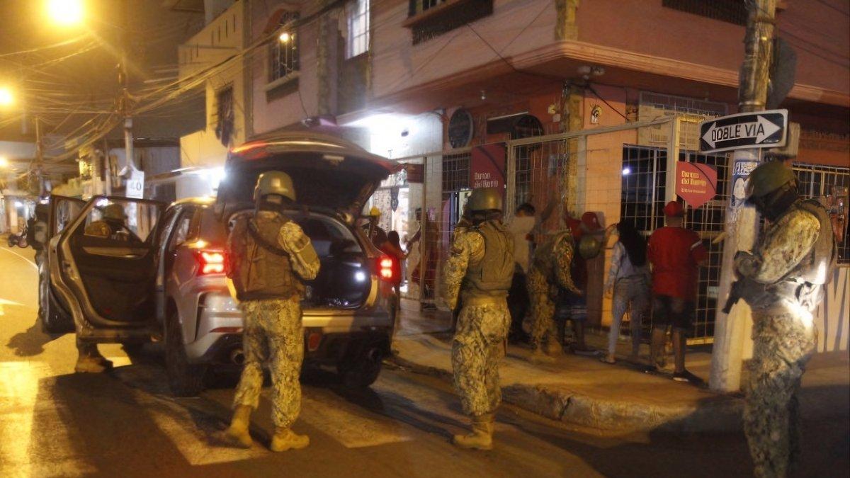 En los primeros días de la vigencia del toque de queda temporal se ha detenido a más de un centenar de personas.