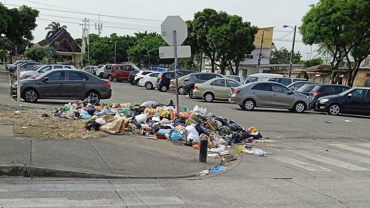 Vecinos del note de Guayaquil reportan basura acumulada tras los cambios temporales en los horarios de Urvaseo.