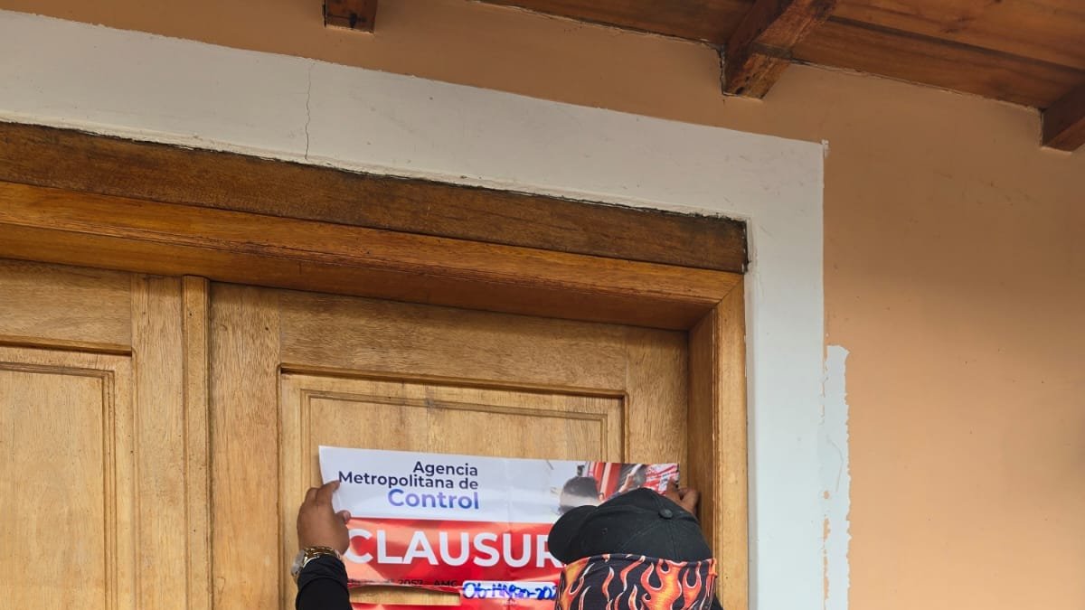 Autoridades clausuran centros de rehabilitación ilegales en Quito con presencia de menores y una mujer con orden de captura.