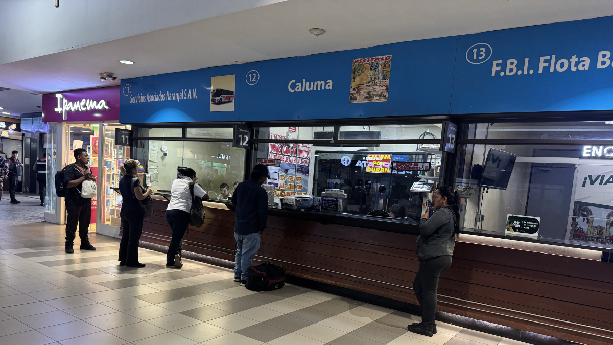 Cooperativas de buses reducen frecuencias nocturnas en Guayaquil por restricciones de movilidad en Ecuador.