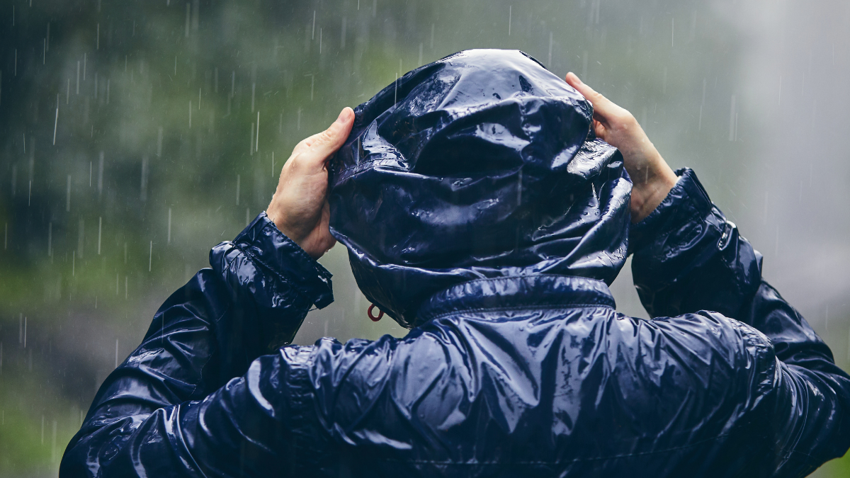 Referencial.Una persona se protege de la lluvia intensa, mientras Ecuador enfrenta tormentas asociadas a fenómenos climáticos regionales