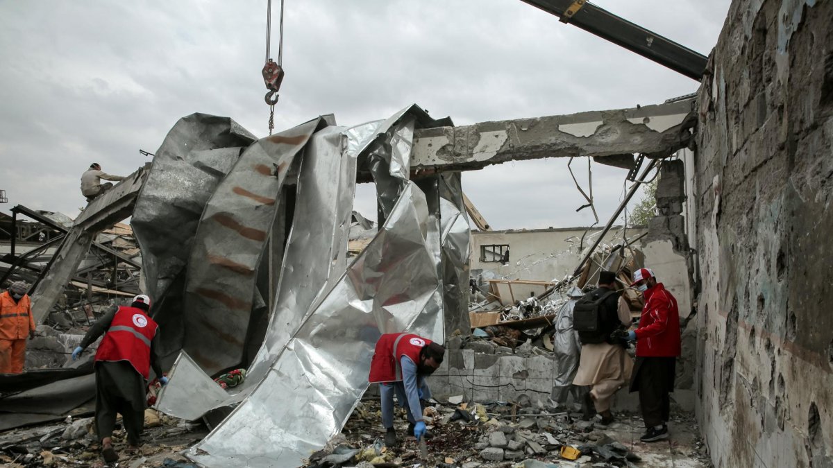 Servicios de salvamento entre los escombros del centro sanitario de Kabul atacado por Pakistán.