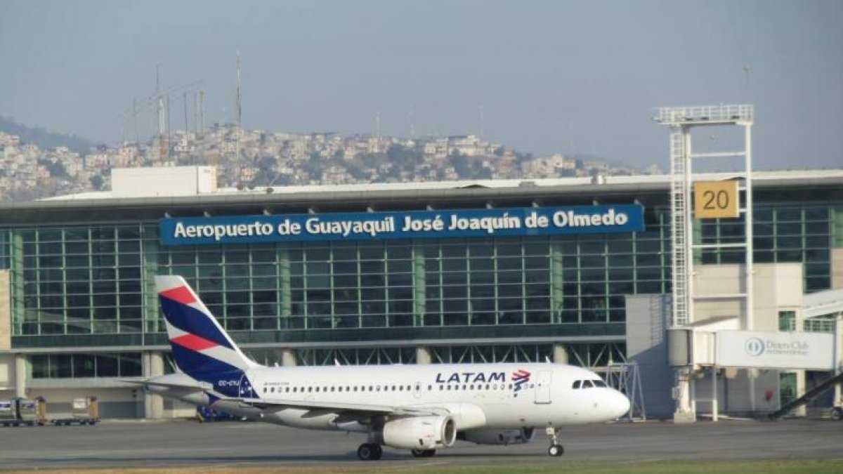 El Aeropuerto Internacional José Joaquín de Olmedo es administrado por la Autoridad Aeroportuaria de Guayaquil y operado por TAGSA bajo contrato vigente hasta 2031.