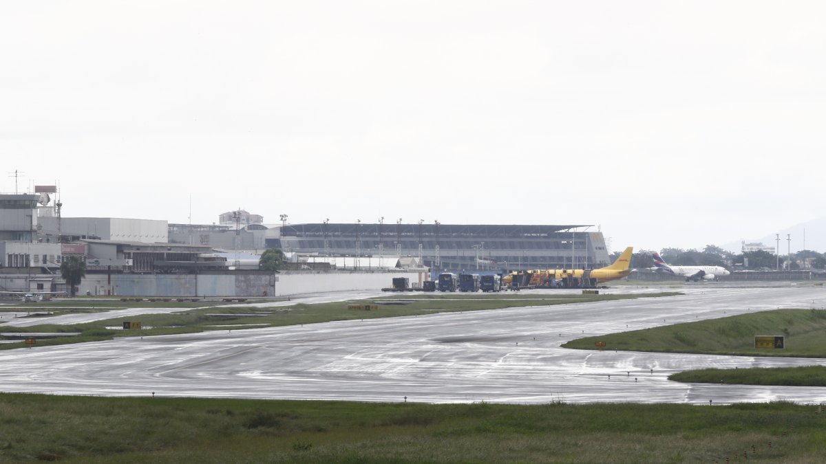 Muchos pasajeros enfrentan reprogramaciones, cancelaciones y pérdida de conexiones internacionales a causa de la tormenta en Nueva York