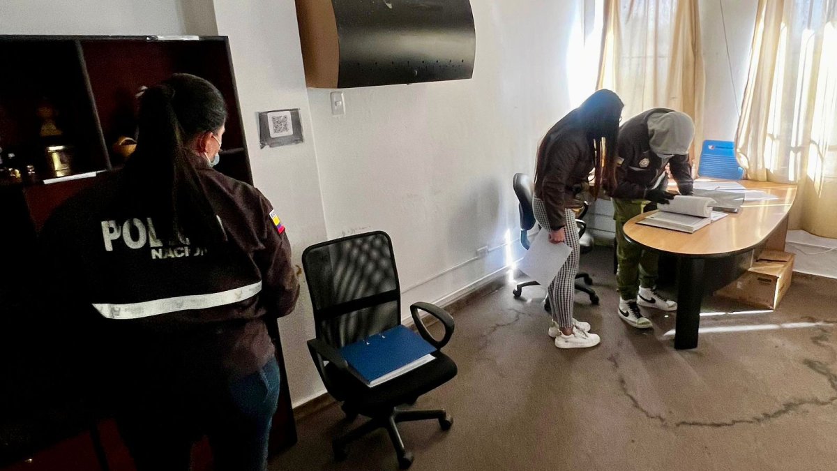 Dirigentes y militantes de la Revolución Ciudadana denunciaron un operativo policial en la sede del movimiento político.